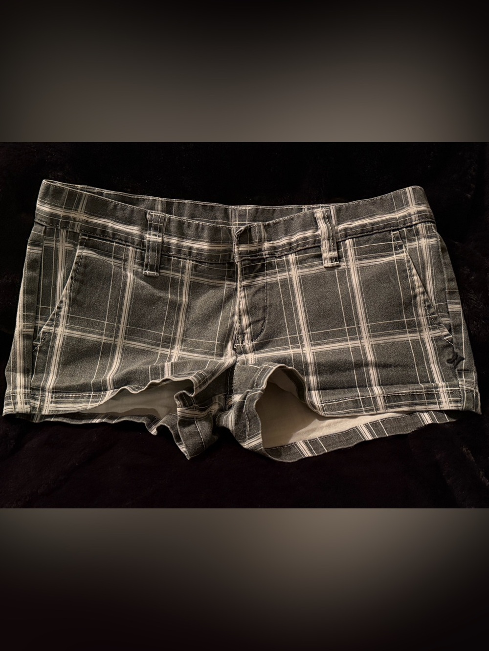 HURLEY Y2K Low Rise Black & White Plaid chino shorts. Size 5